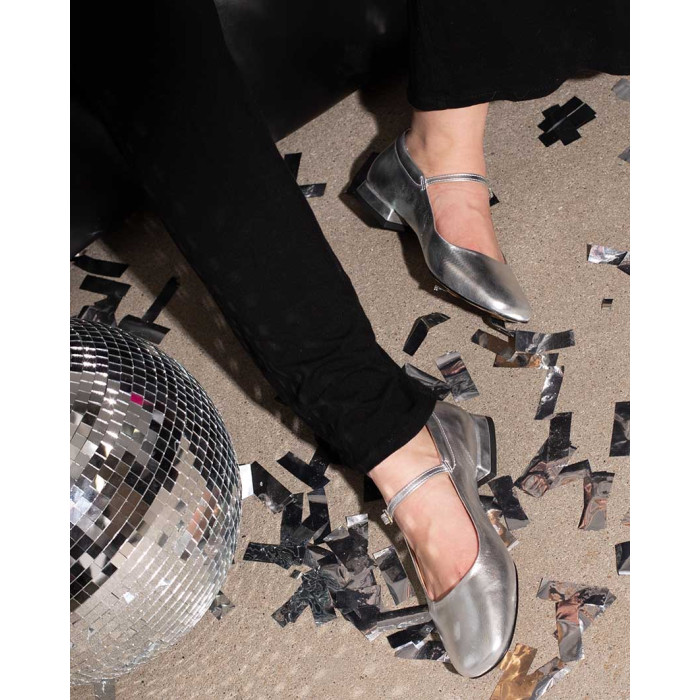 Silver leather ballerinas with buckle closure