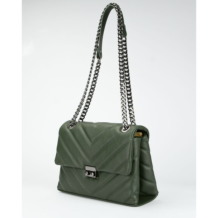 Pikowany kuferek z ozdobnym łańcuszkiem