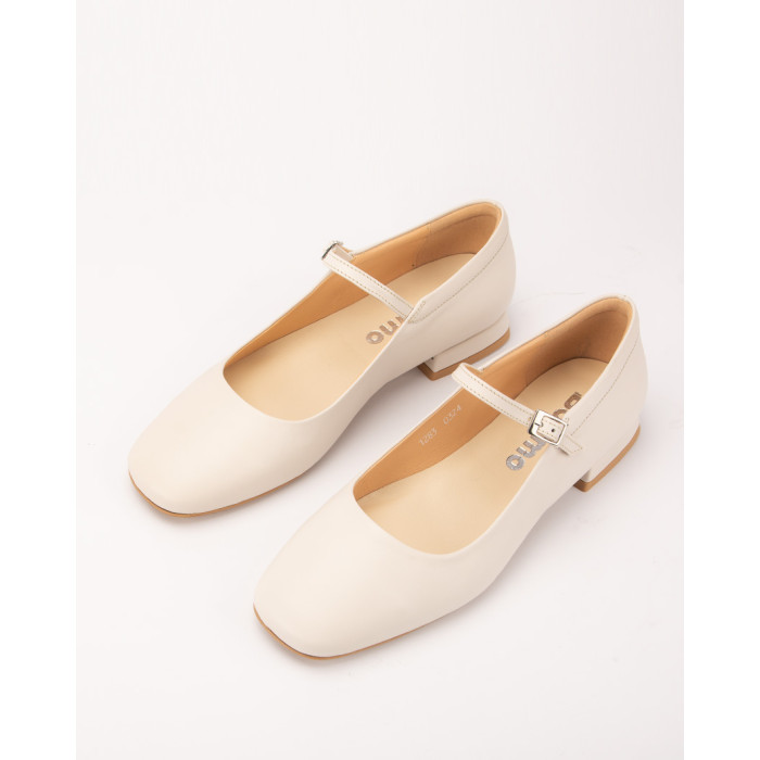 Leather ballerinas with ecru clasp