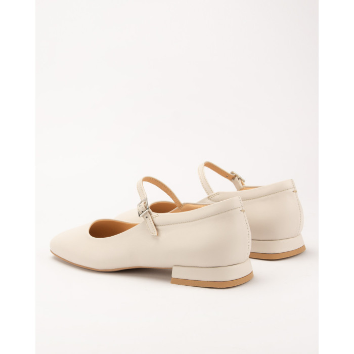 Leather ballerinas with ecru clasp