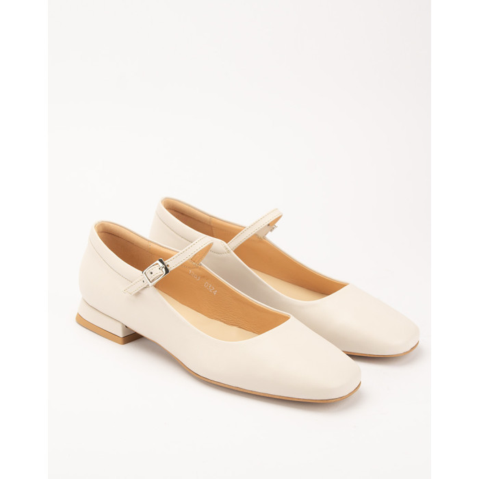 Leather ballerinas with ecru clasp