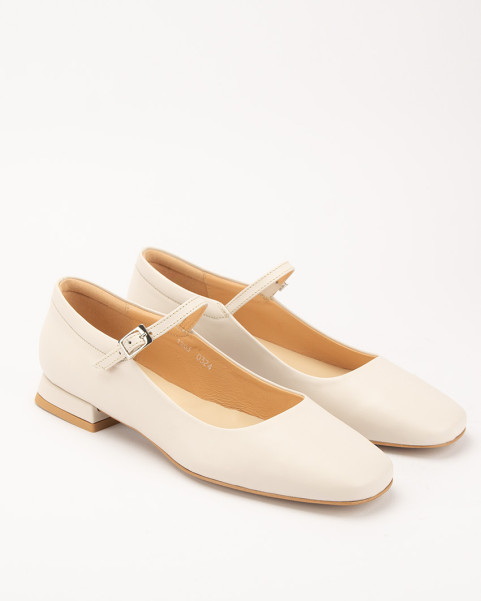 Leather ballerinas with ecru clasp