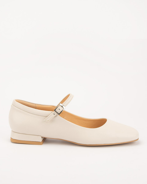 Leather ballerinas with ecru clasp