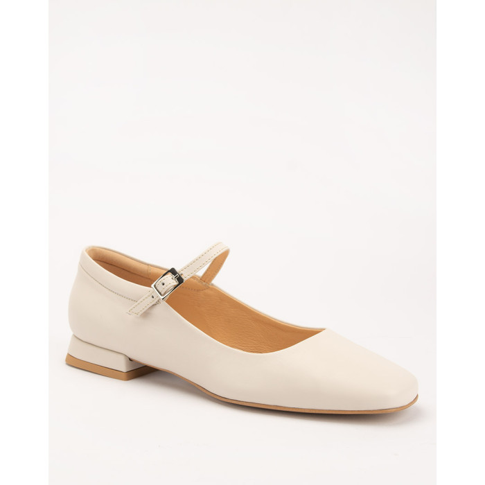 Leather ballerinas with ecru clasp