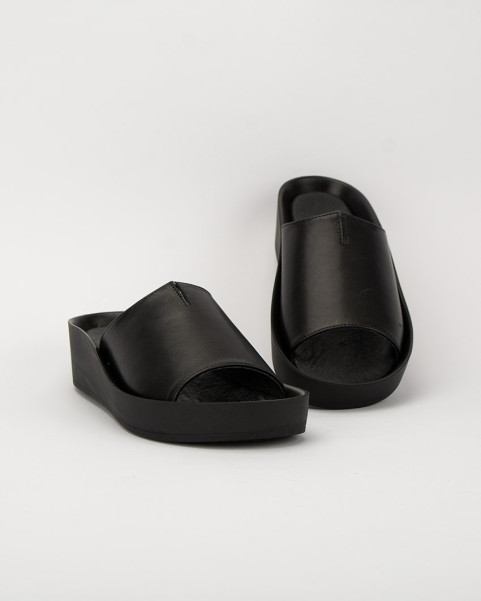 Black leather flip-flops with elastic sole