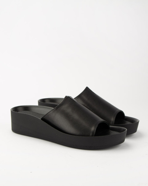 Black leather flip-flops with elastic sole