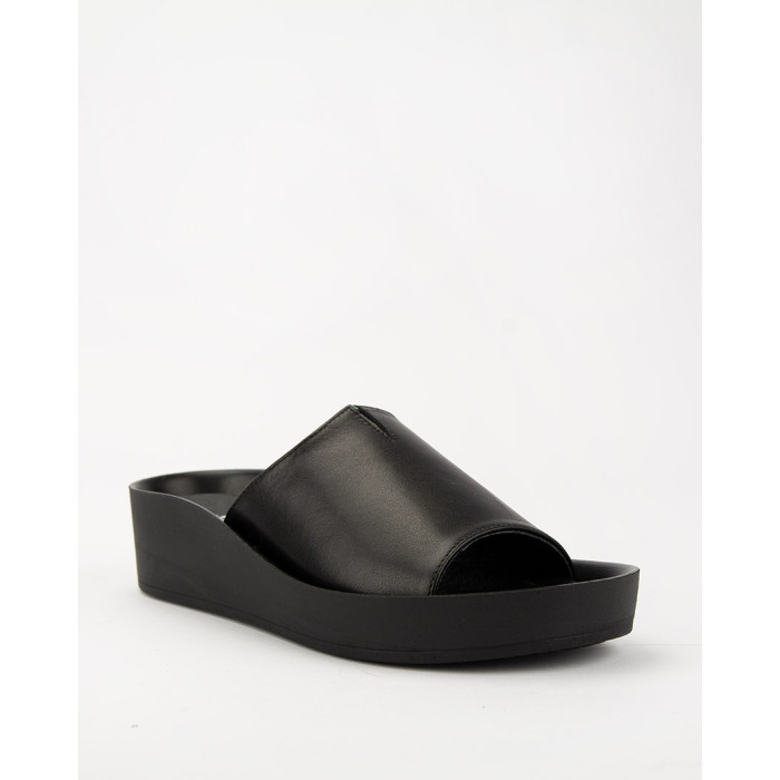 Black leather flip-flops with elastic sole