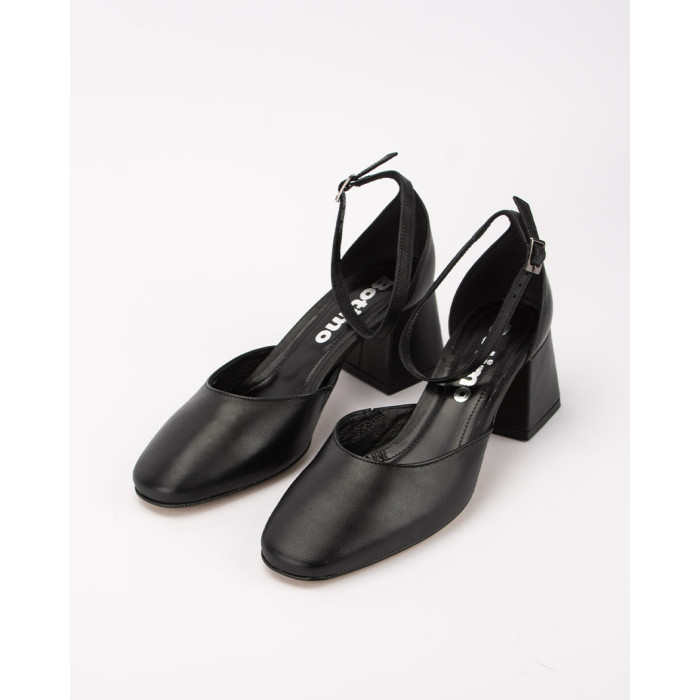 Black pumps with buckled 6 cm heel