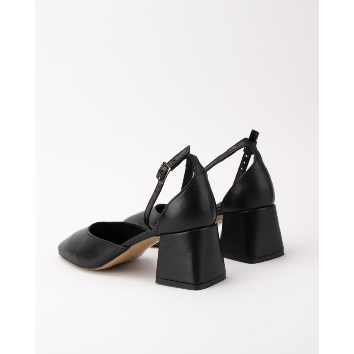 Black pumps with buckled 6 cm heel