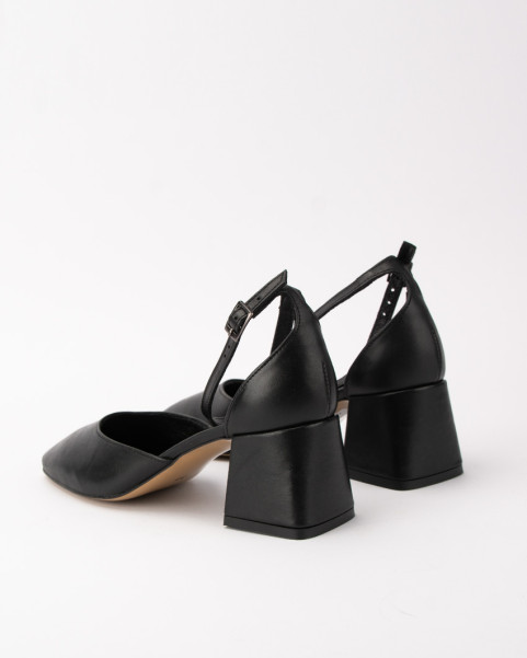 Black pumps with buckled 6 cm heel