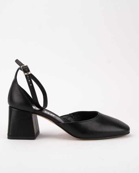 Black pumps with buckled 6 cm heel