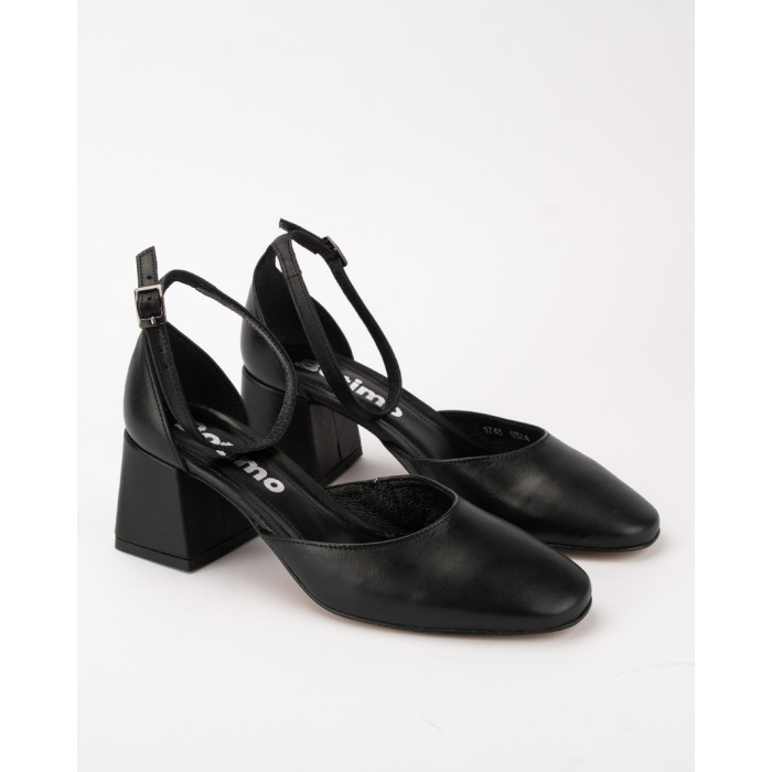 Black pumps with buckled 6 cm heel