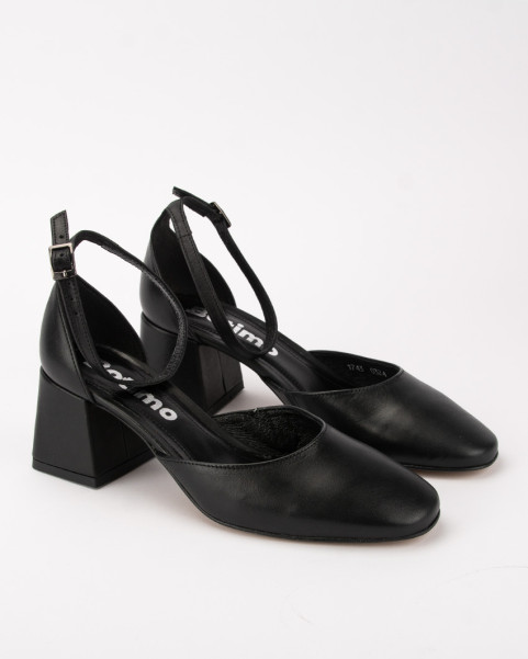 Black pumps with buckled 6 cm heel