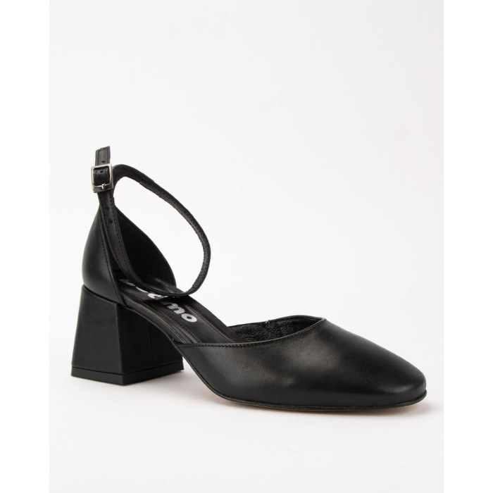 Black pumps with buckled 6 cm heel