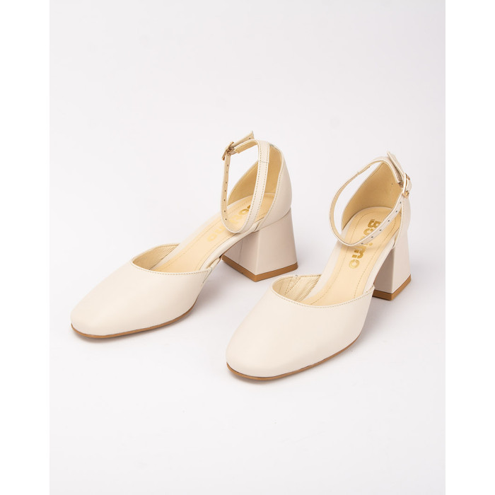 Beige pumps with buckled 6 cm heel