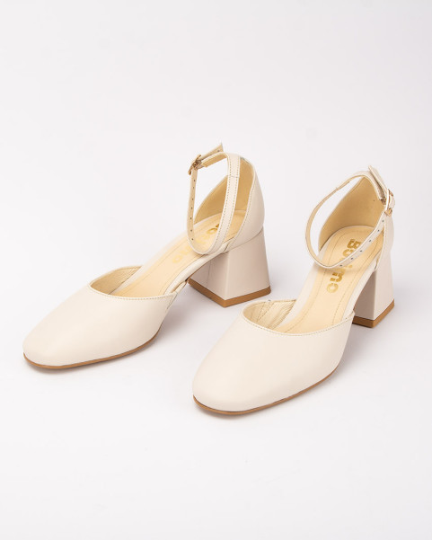 Beige pumps with buckled 6 cm heel