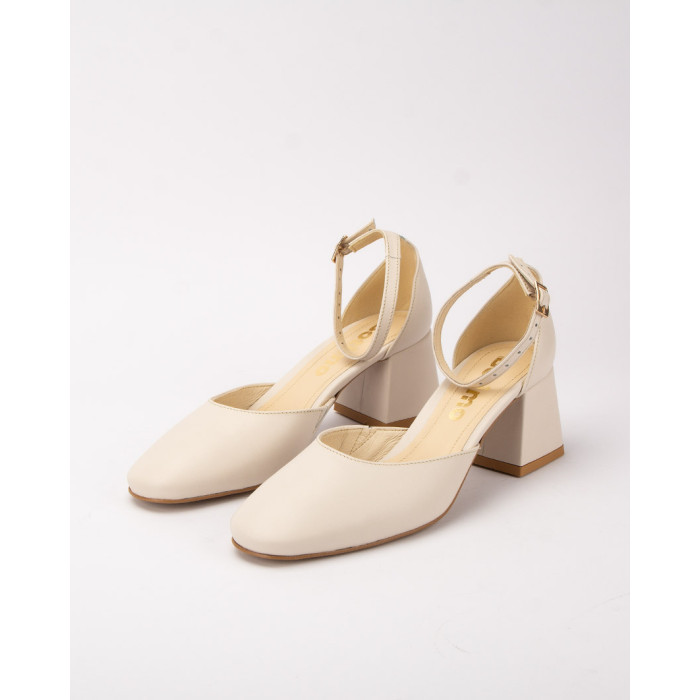 Beige pumps with buckled 6 cm heel