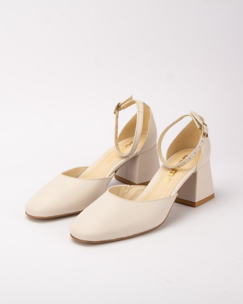 Beige pumps with buckled 6 cm heel