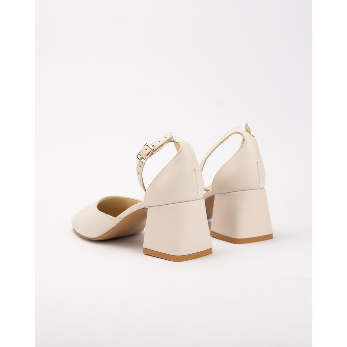 Beige pumps with buckled 6 cm heel
