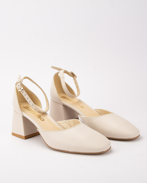 Beige pumps with buckled 6 cm heel