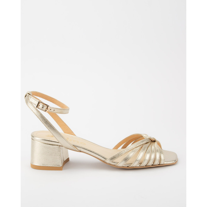 Złote sandały na niskim obcasie