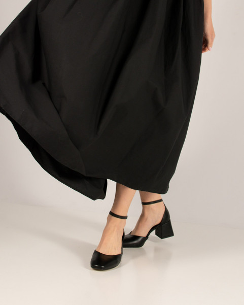 Black pumps with buckled 6 cm heel