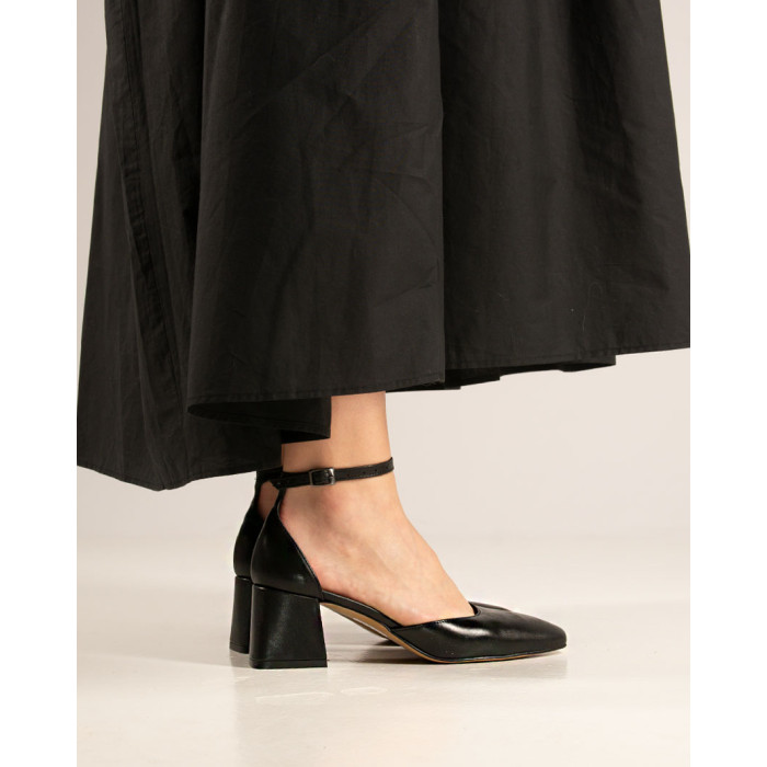 Black pumps with buckled 6 cm heel