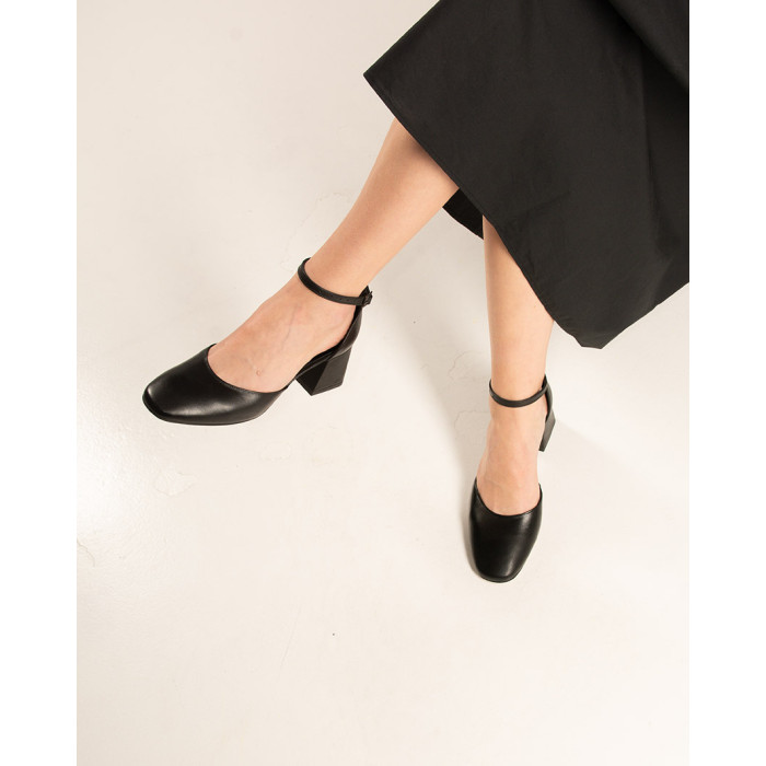 Black pumps with buckled 6 cm heel