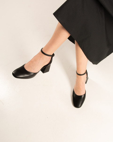 Black pumps with buckled 6 cm heel