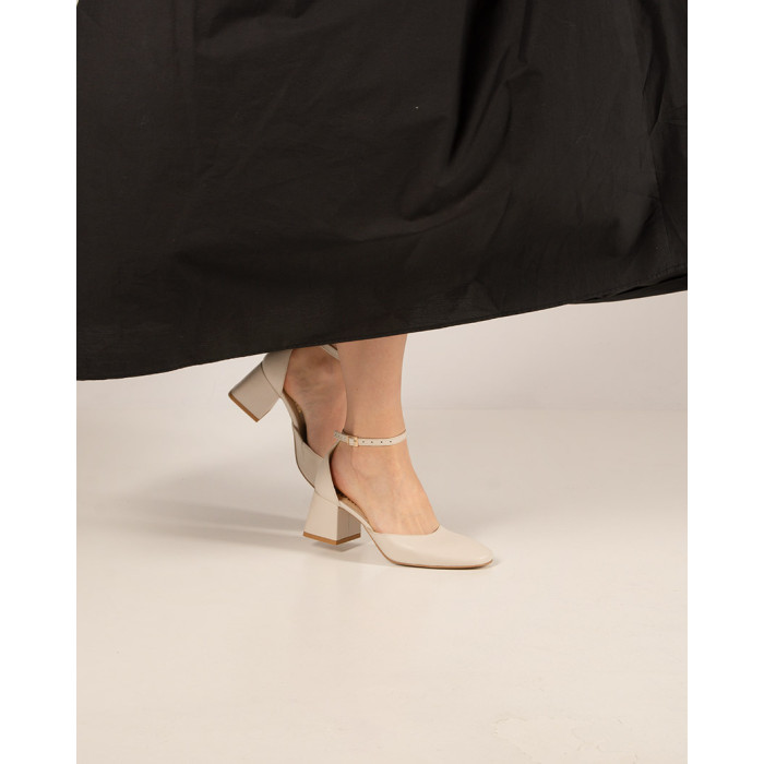 Beige pumps with buckled 6 cm heel