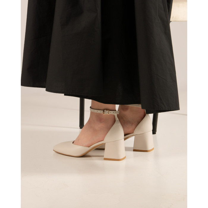 Beige pumps with buckled 6 cm heel