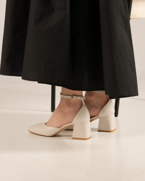 Beige pumps with buckled 6 cm heel