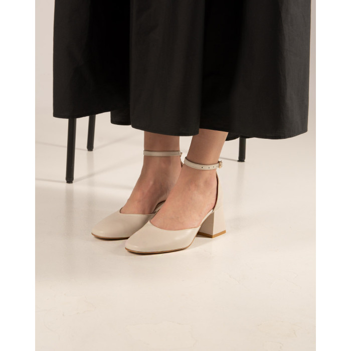Beige pumps with buckled 6 cm heel