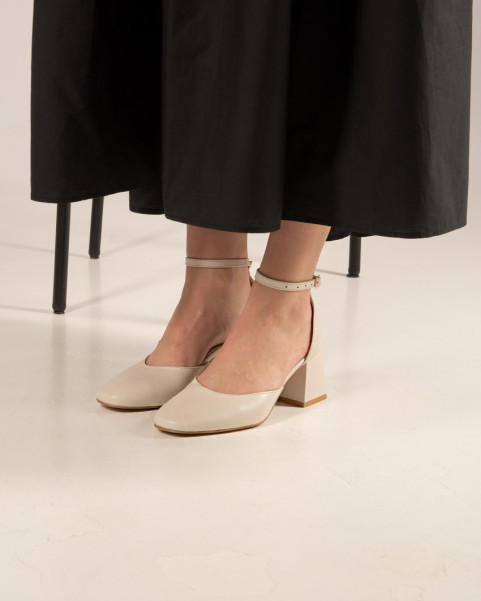 Beige pumps with buckled 6 cm heel