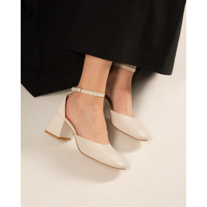 Beige pumps with buckled 6 cm heel