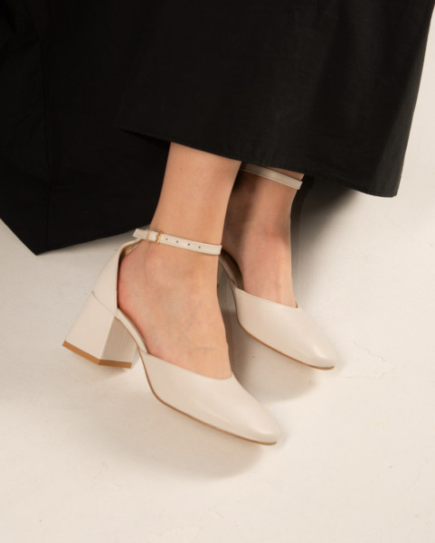 Beige pumps with buckled 6 cm heel