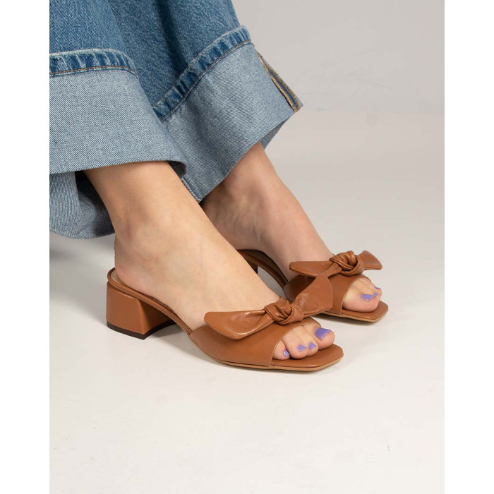 Caramel flip-flops with 3cm grain leather heel