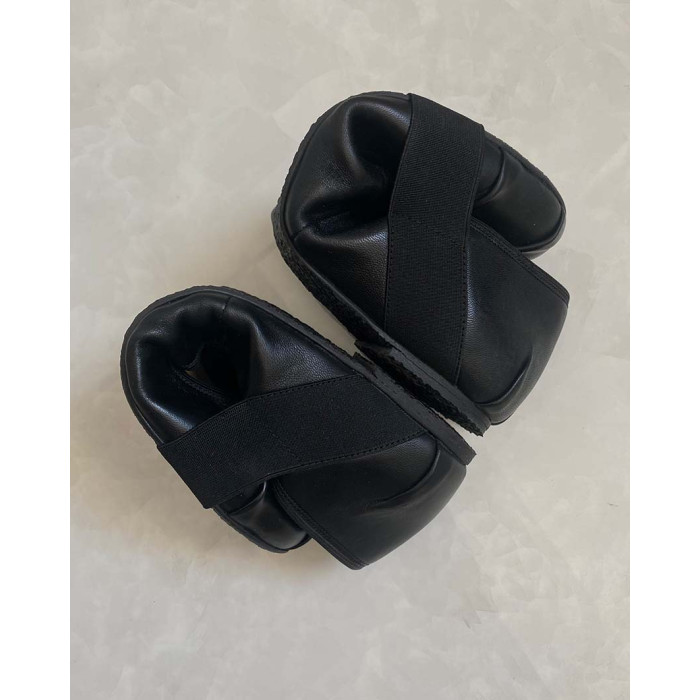 Celia women's black leather ballerinas with elastic band