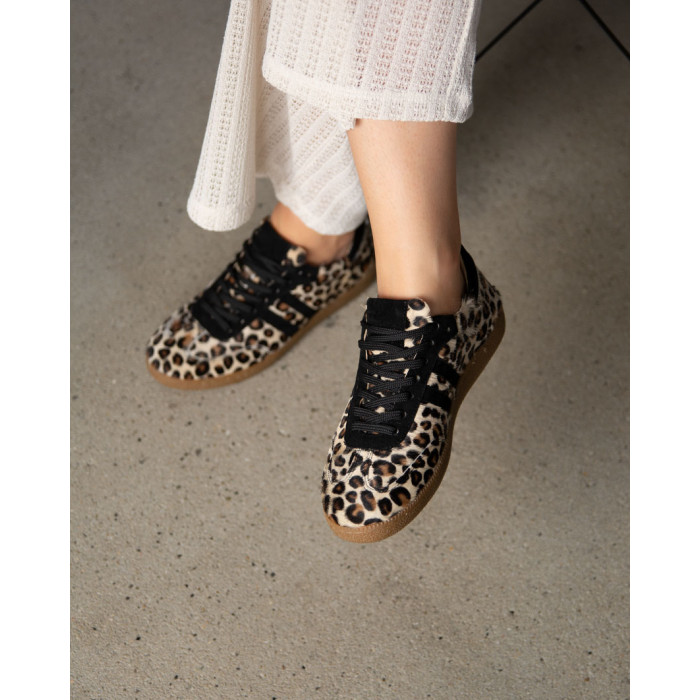 Women's Lucia Leo leather sneakers with natural hair