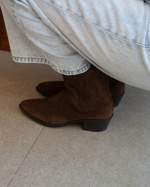 Brązowe welurowe kowbojki...