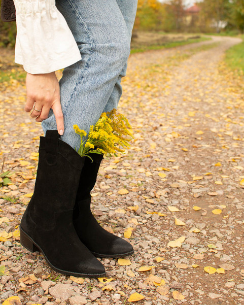 Czarne zamszowe kowbojki...